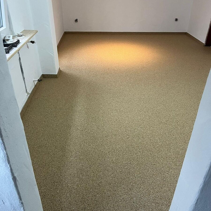 Wohnraum mit fugenlosem Steinteppich in Beige über die gesamte Bodenfläche
