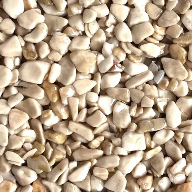 Steinteppich in der Farbe Beige – Marmorkies in Großaufnahme