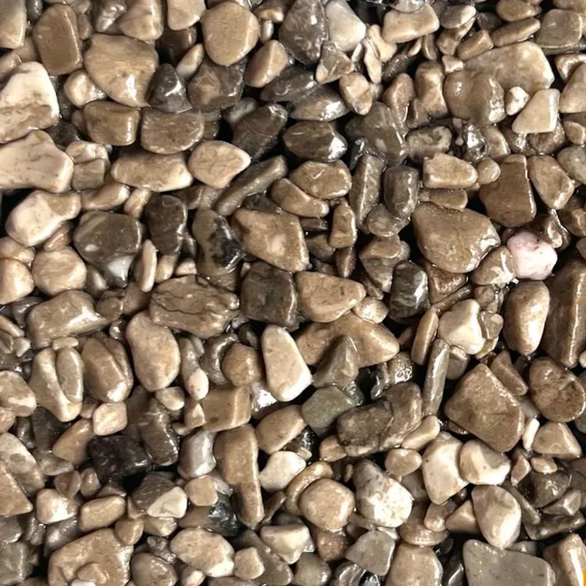 Steinteppich in der Farbe Cappuccino – Marmorkies in Großaufnahme