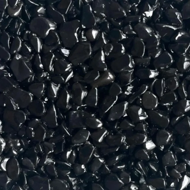 Steinteppich in der Farbe Schwarz – Marmorkies in Großaufnahme