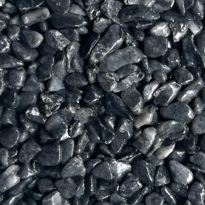 Steinteppich in der Farbe Silber – Marmorkies in Großaufnahme